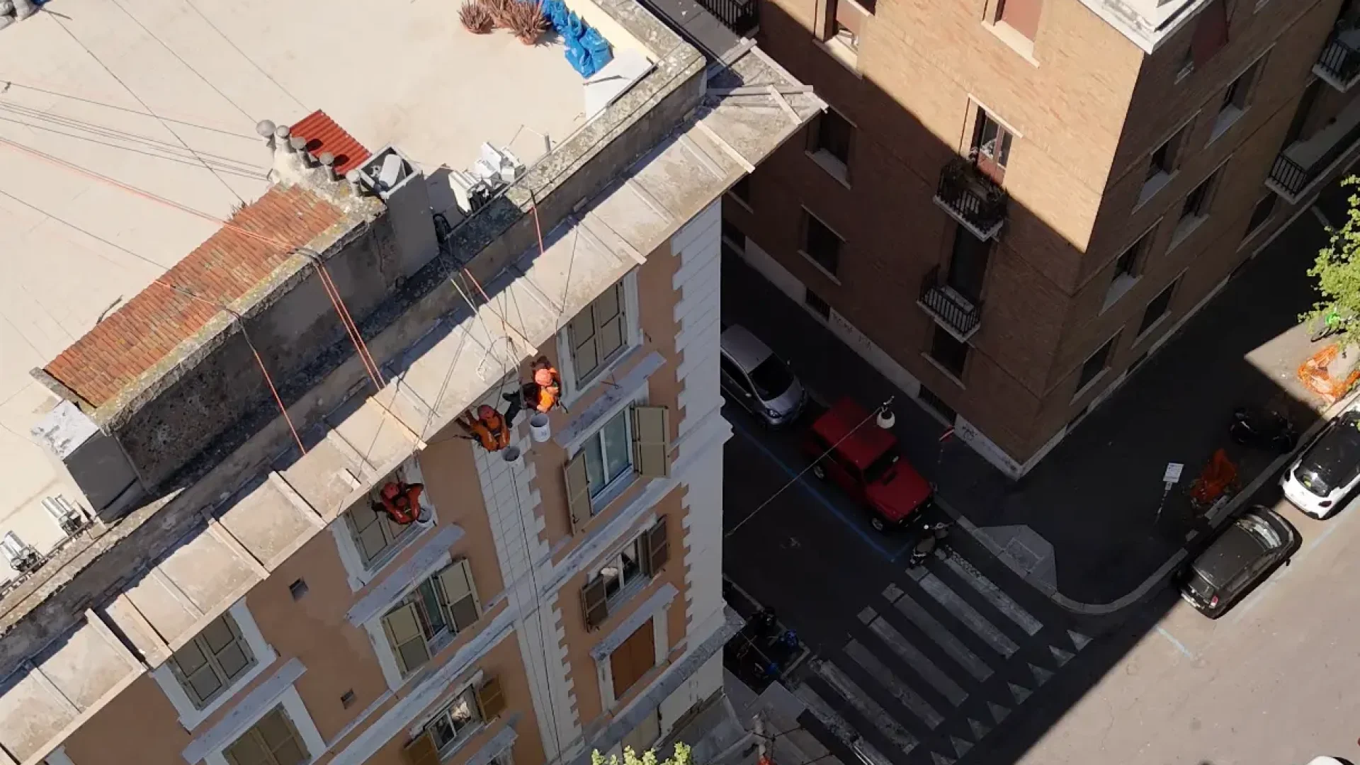 Técnicos de Level On descienden desde la cubierta de un edificio mediante sistemas de acceso por cuerda.
