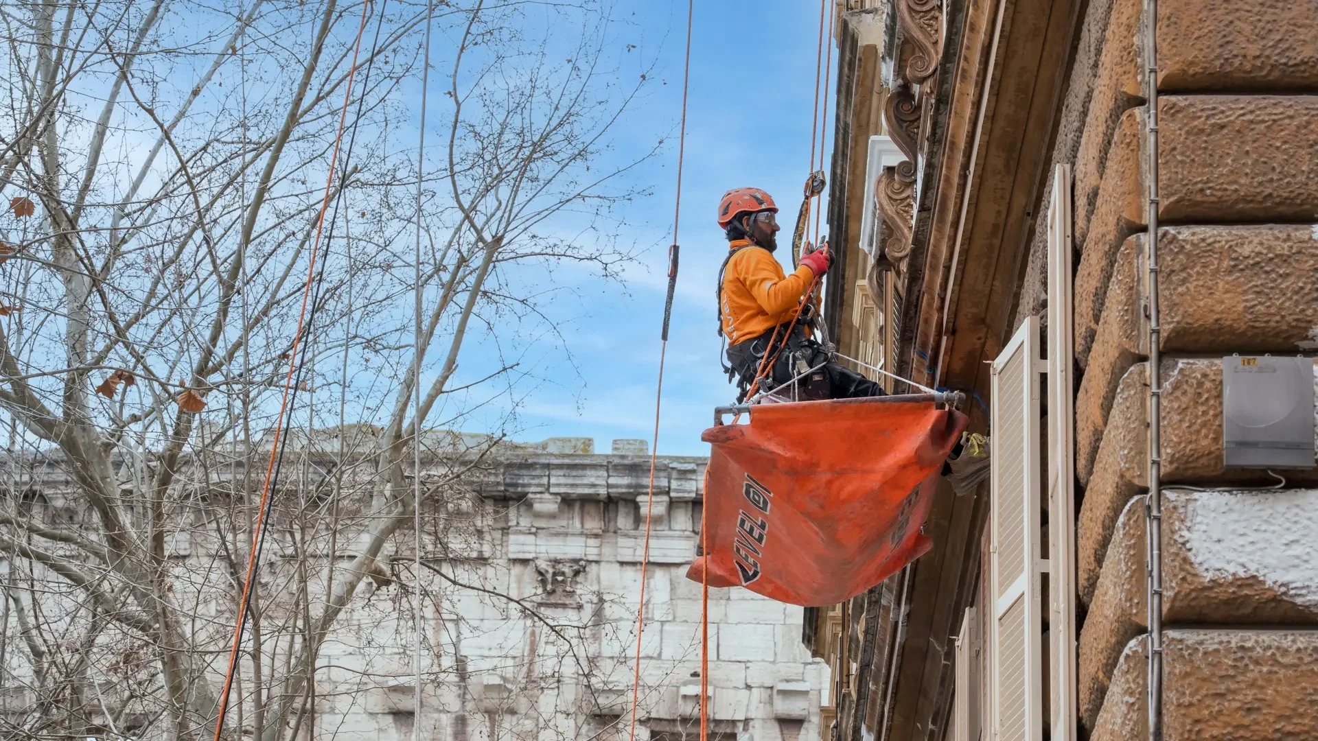 Técnico de Level On realizando trabajos verticales en una fachada mediante acceso por cuerda.